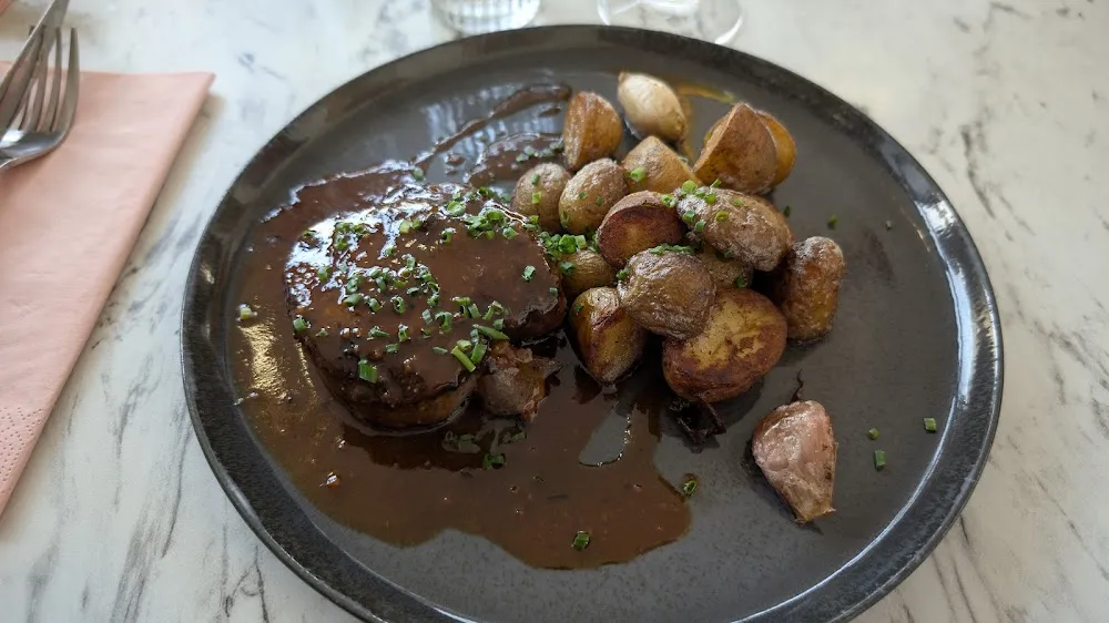 Filet de Boeuf Sauce Au Poivre Pommes de Terre Grenailles
